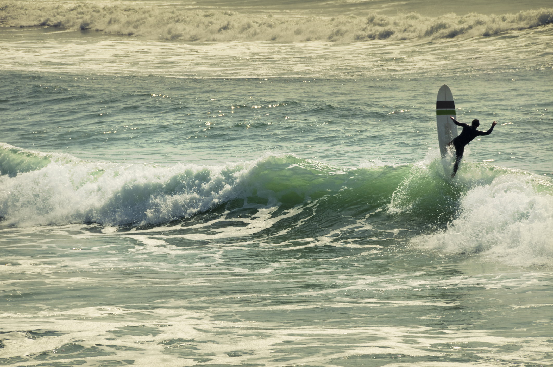 GettyImages 118190606 surfer sur une vague sur une plage proche de notre hôte biarritz bord de mer
