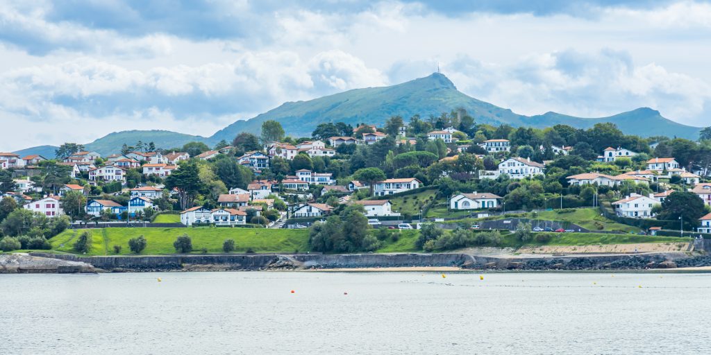 GettyImages 1697291467 colline de ciboure avec vue sur la montagne de la rhune en arrière plan