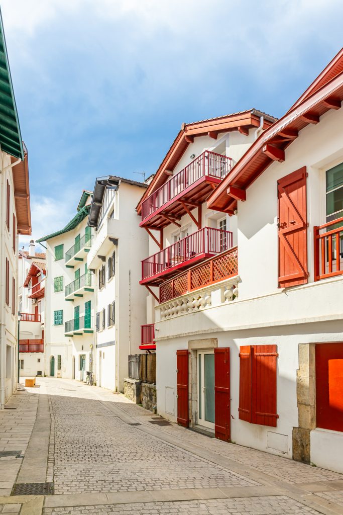 GettyImages 1746880011 rue étroite du centre-ville de Saint-Jean-de-Luz à visiter depuis notre hôtel biarritz